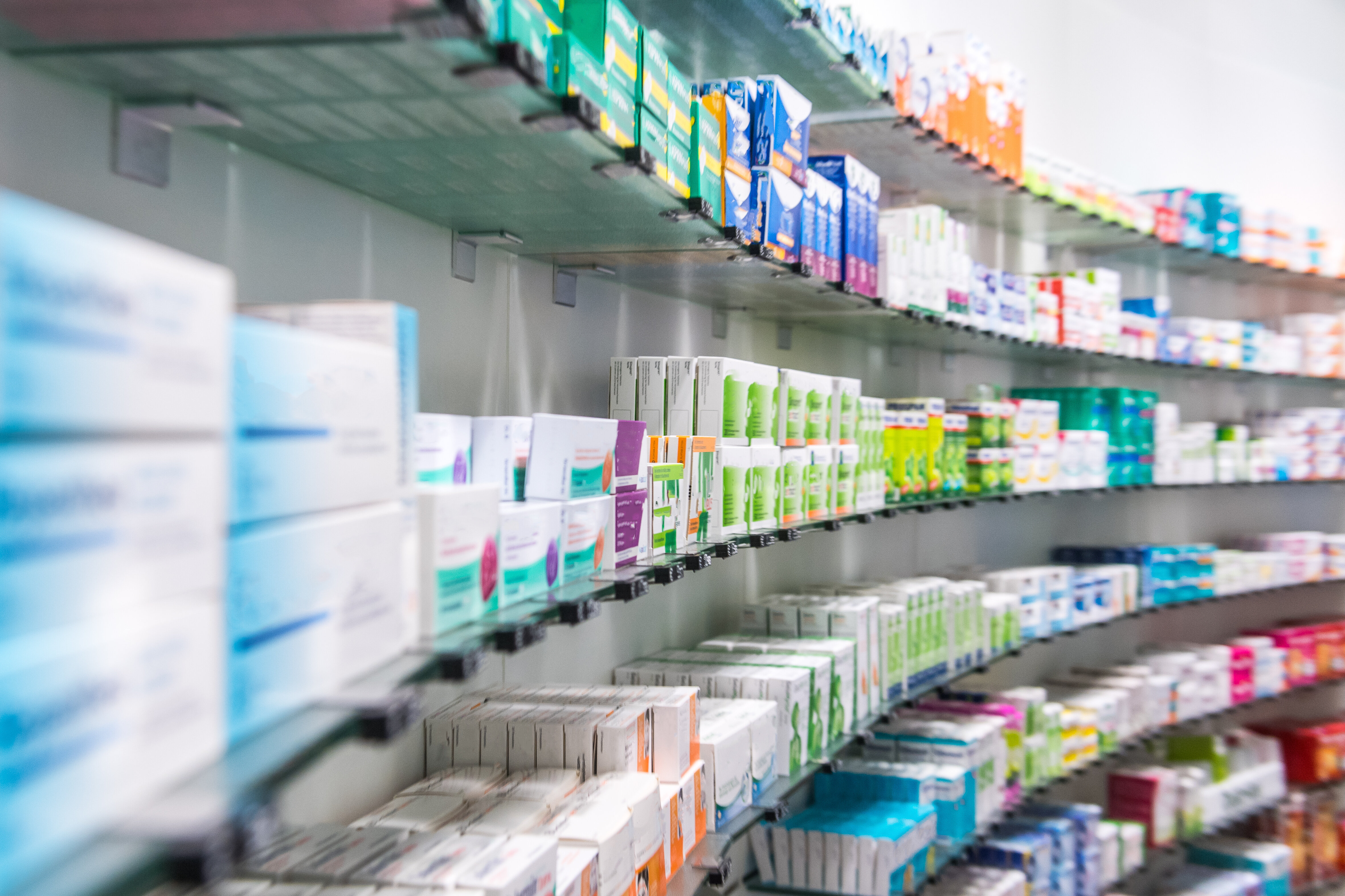 Medikamente in einer Apotheke 