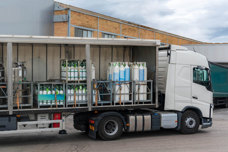 Lkw mit geladenen Flaschen gefährlicher Gase für verschiedene Industrien
