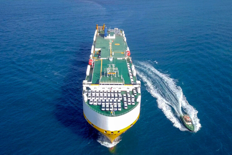 Luftaufnahme eines großen RoRo-Fahrzeugfährschiffs, das über das Mittelmeer fährt.