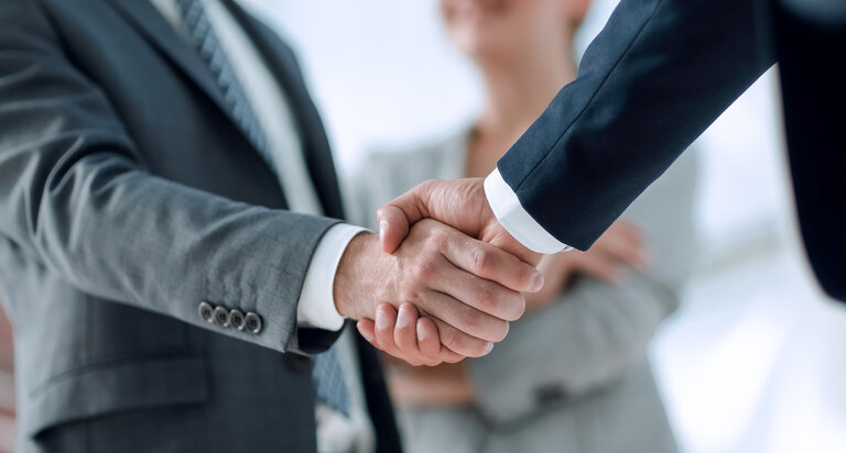 Nahaufnahme eines Handschlags zwischen Geschäftspartnern