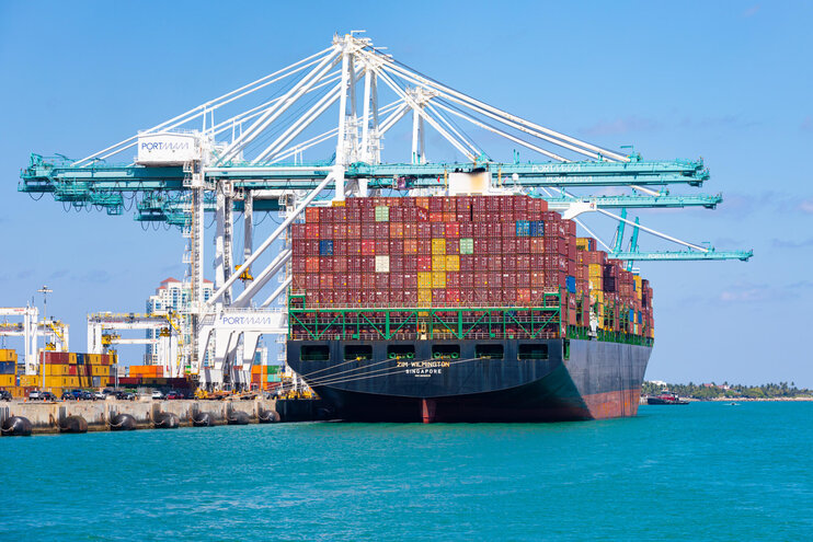 April 2025: ZIM-Wilmington Containerschiff im Hafen Miami, Florida.